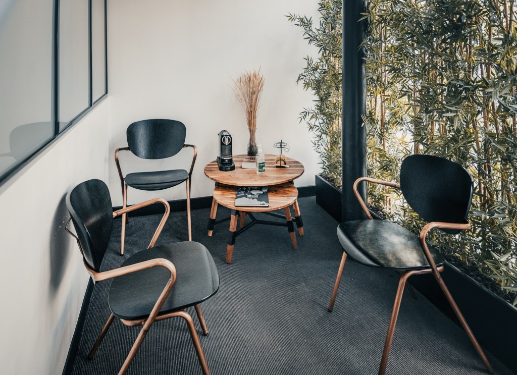 Cabinet d'ostéopathie Paris 7 - salle d'attente pour les patients 