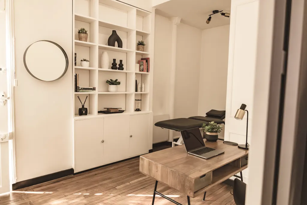 Cabinet d'ostéopathie Paris 7 - salle de consultation et espace de soins ostéopathiques